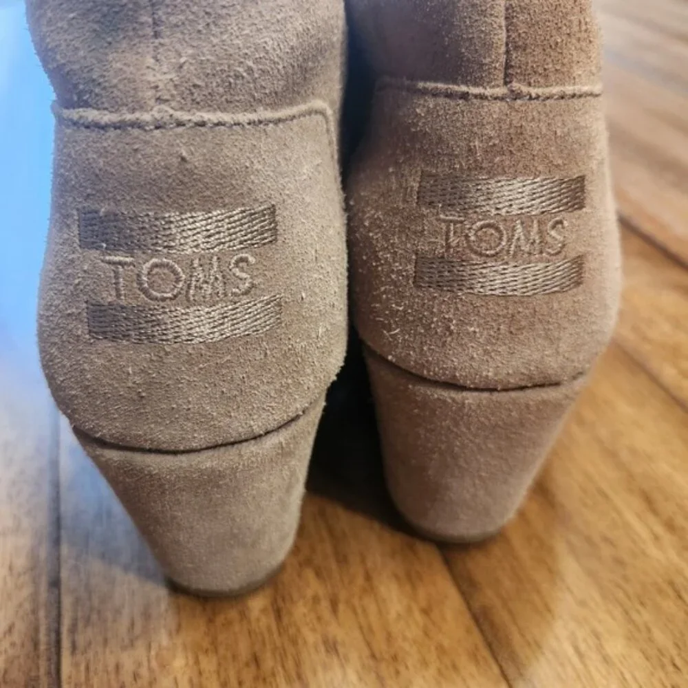 TOMS Suede Wedge Ankle Boots Taupe Lace Up Hidden Wedge‎ Casual Women's Size 5.5